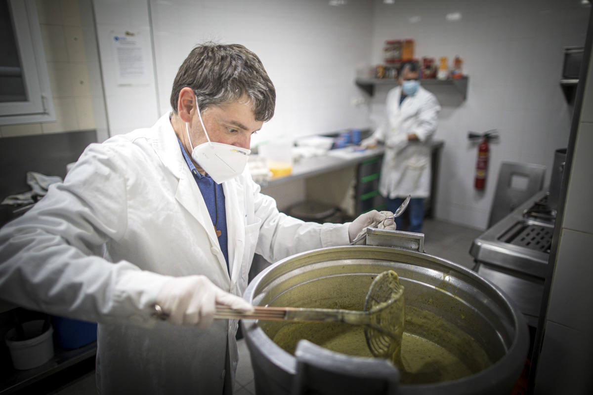 Entramos en las cocinas de la entidad social, que acumula colas más largas desde el inicio de la pandemia