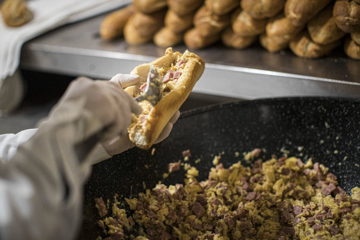 Entramos en las cocinas de la entidad social, que acumula colas más largas desde el inicio de la pandemia