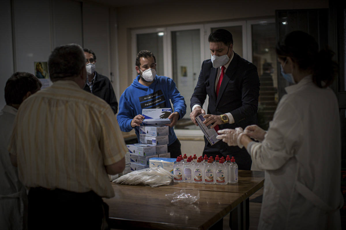 Entramos en las cocinas de la entidad social, que acumula colas más largas desde el inicio de la pandemia