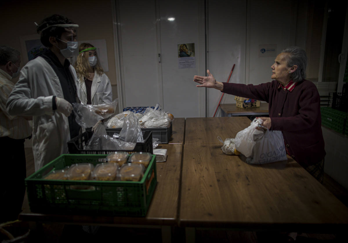 Entramos en las cocinas de la entidad social, que acumula colas más largas desde el inicio de la pandemia