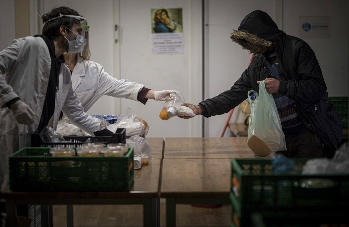 Entramos en las cocinas de la entidad social, que acumula colas más largas desde el inicio de la pandemia