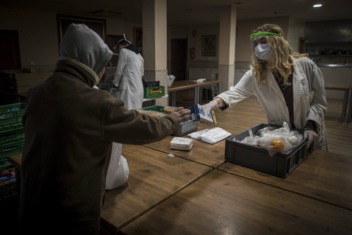 Entramos en las cocinas de la entidad social, que acumula colas más largas desde el inicio de la pandemia