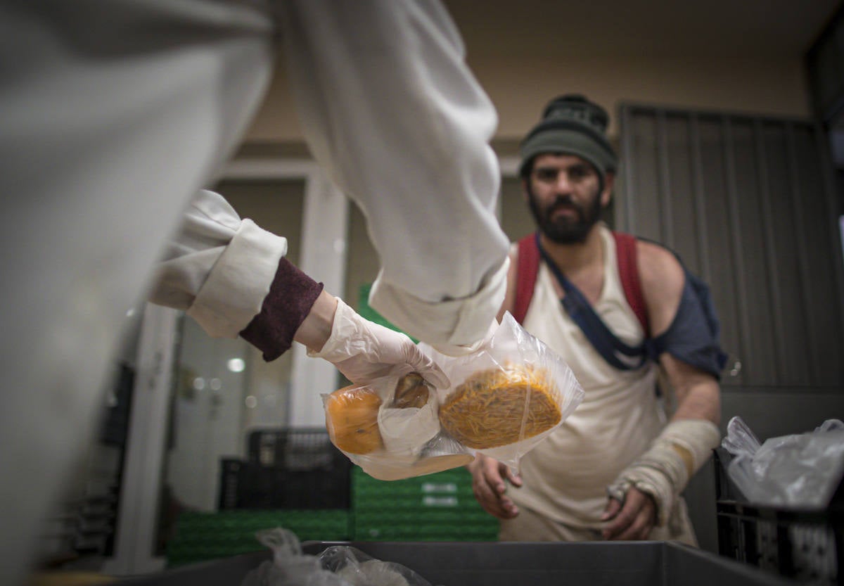 Entramos en las cocinas de la entidad social, que acumula colas más largas desde el inicio de la pandemia