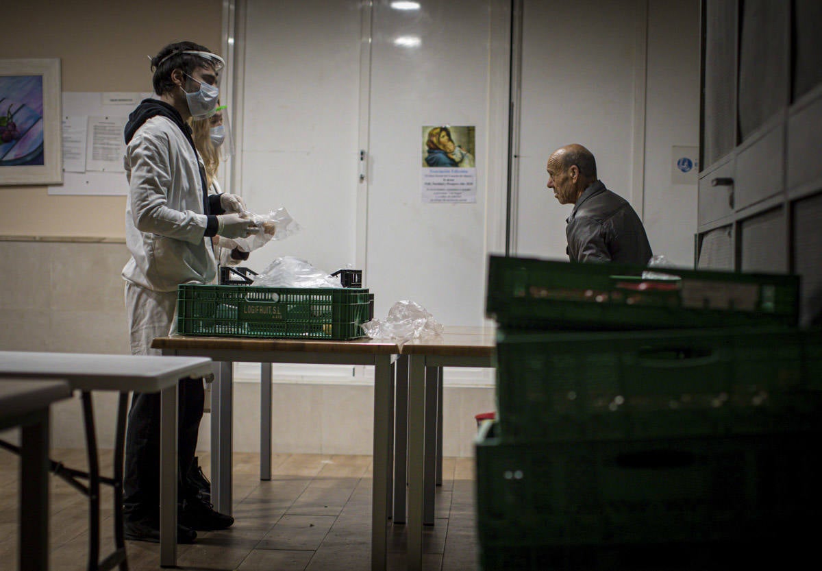 Entramos en las cocinas de la entidad social, que acumula colas más largas desde el inicio de la pandemia