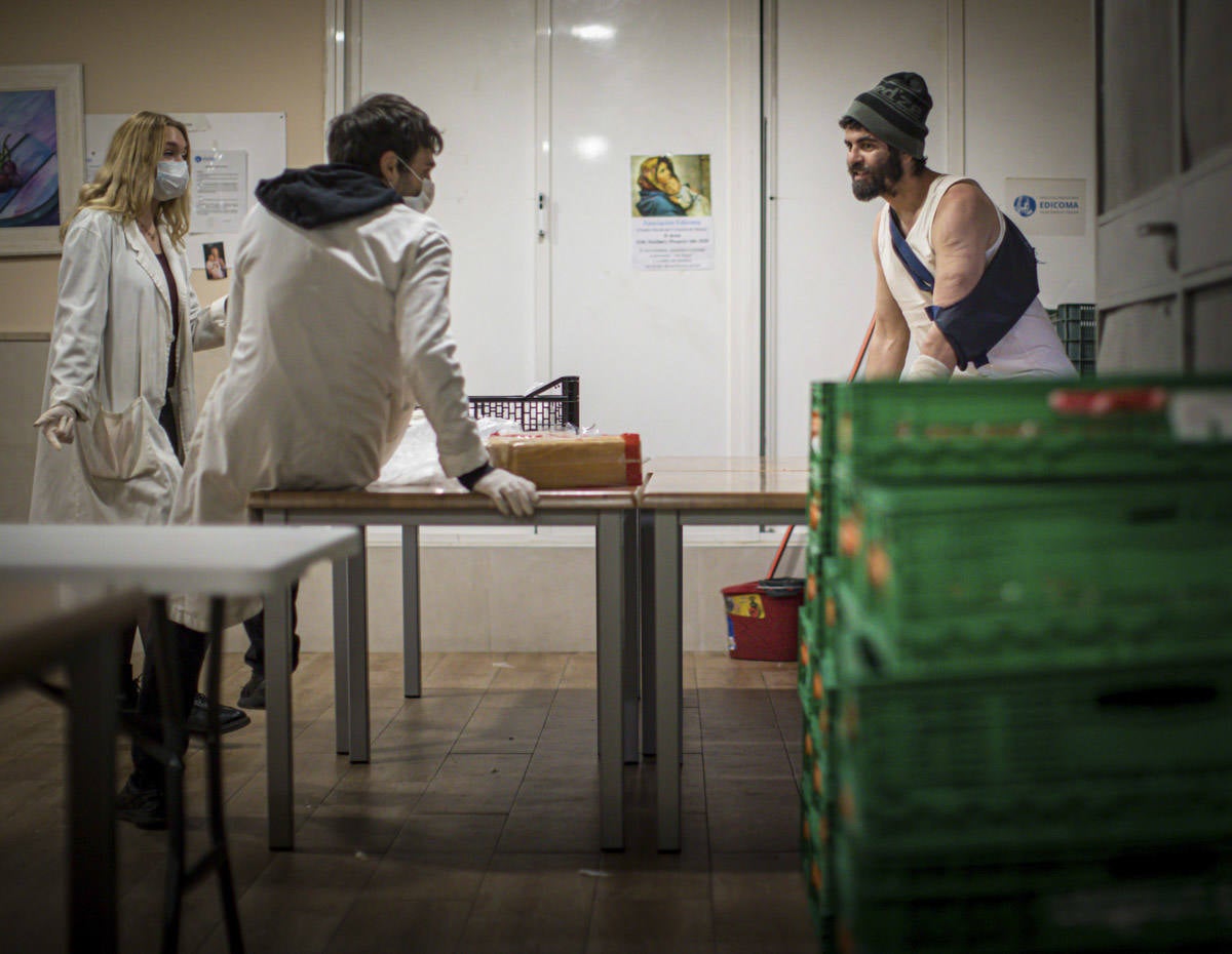 Entramos en las cocinas de la entidad social, que acumula colas más largas desde el inicio de la pandemia