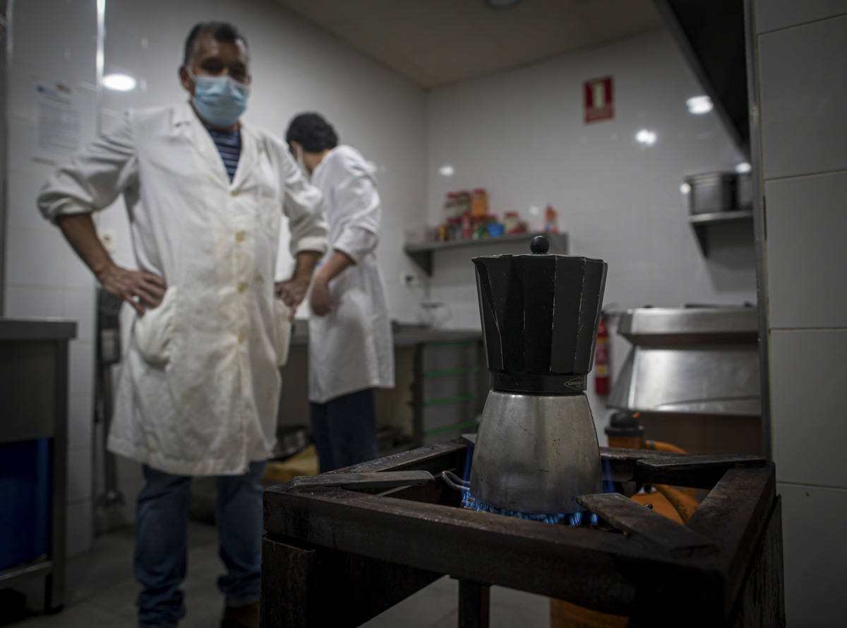 Entramos en las cocinas de la entidad social, que acumula colas más largas desde el inicio de la pandemia