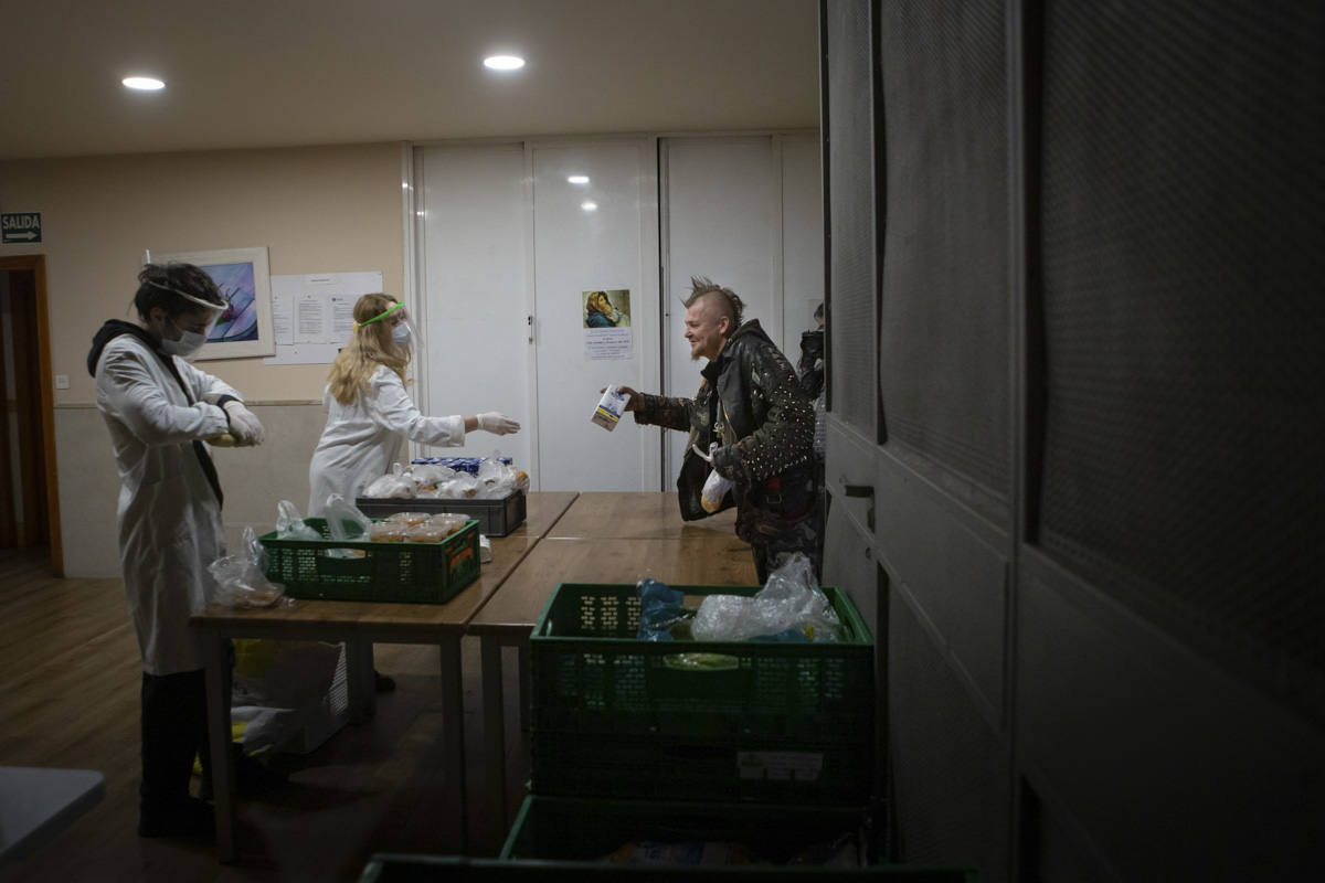 Entramos en las cocinas de la entidad social, que acumula colas más largas desde el inicio de la pandemia