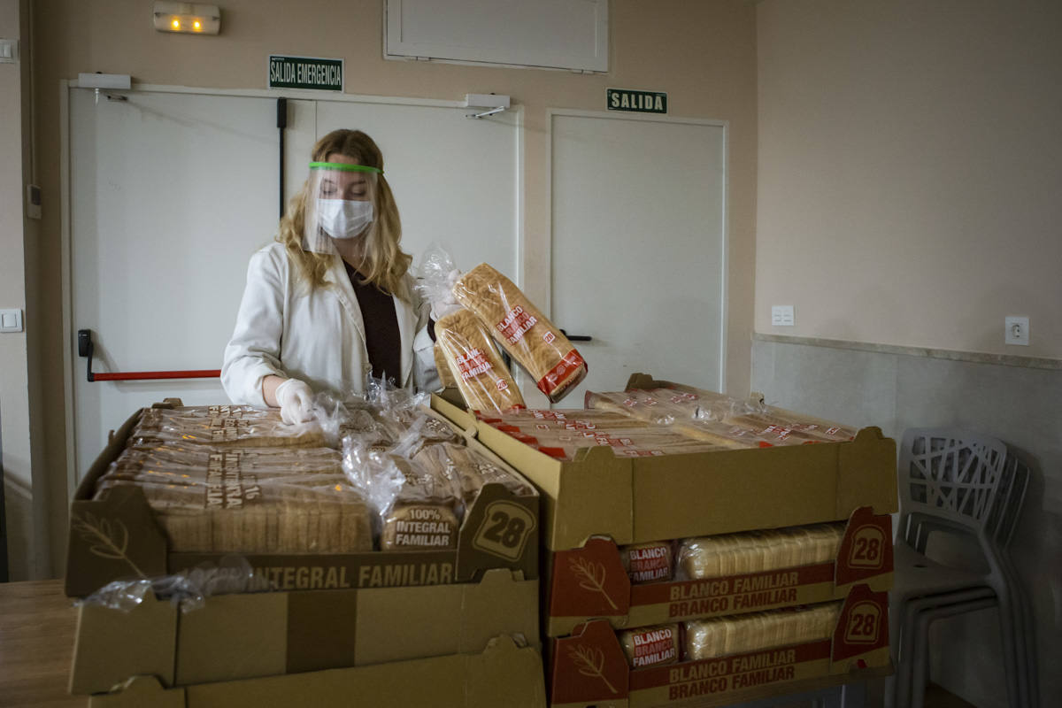 Entramos en las cocinas de la entidad social, que acumula colas más largas desde el inicio de la pandemia