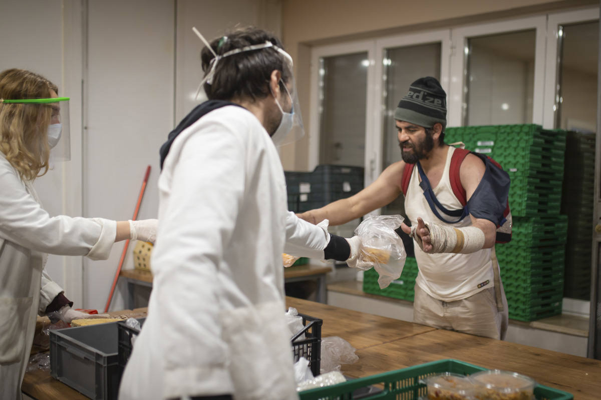 Entramos en las cocinas de la entidad social, que acumula colas más largas desde el inicio de la pandemia