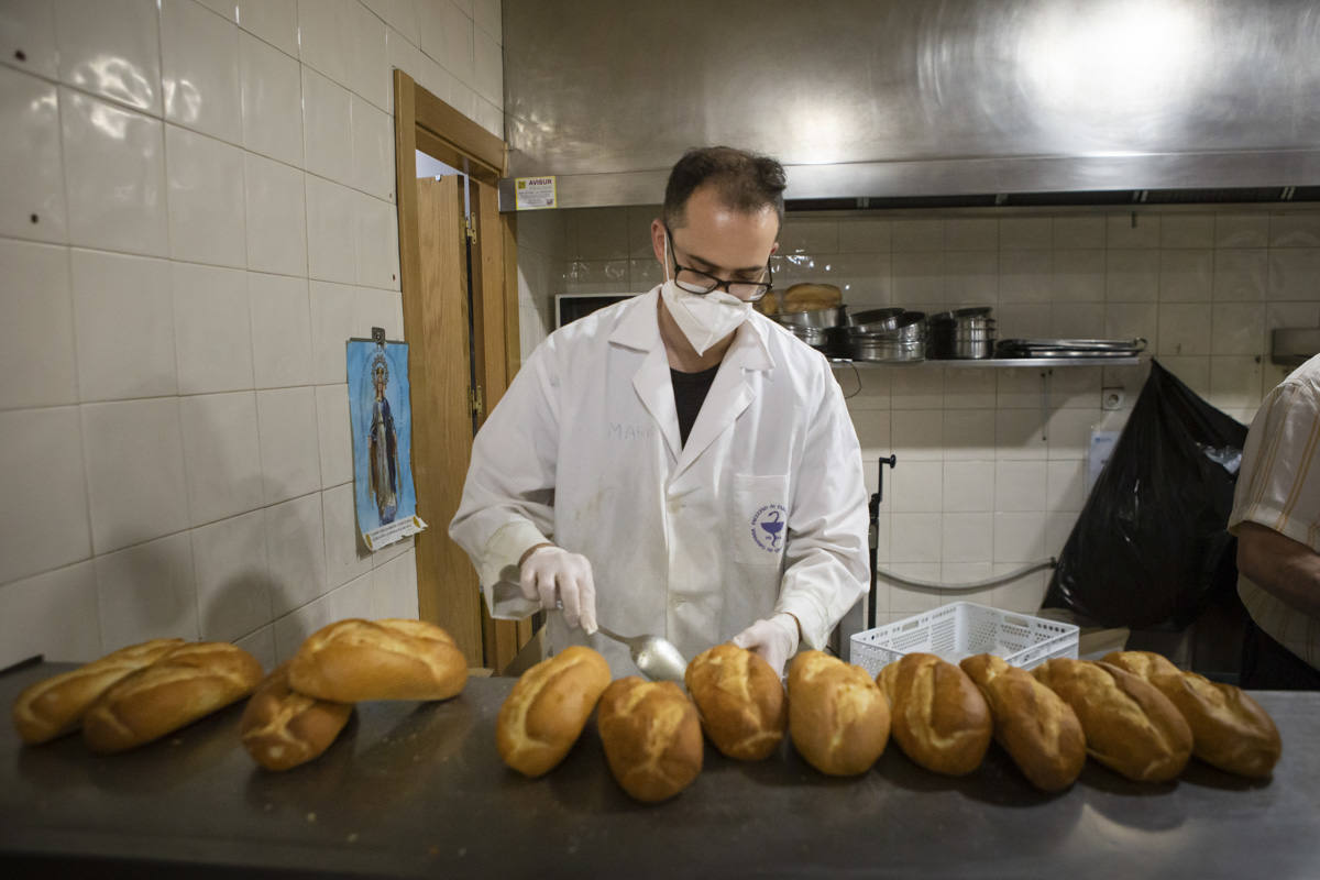 Entramos en las cocinas de la entidad social, que acumula colas más largas desde el inicio de la pandemia