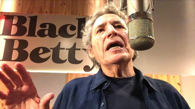 Miguel Ríos aparece cantando 'El 5 a las 5' en el vídeo.