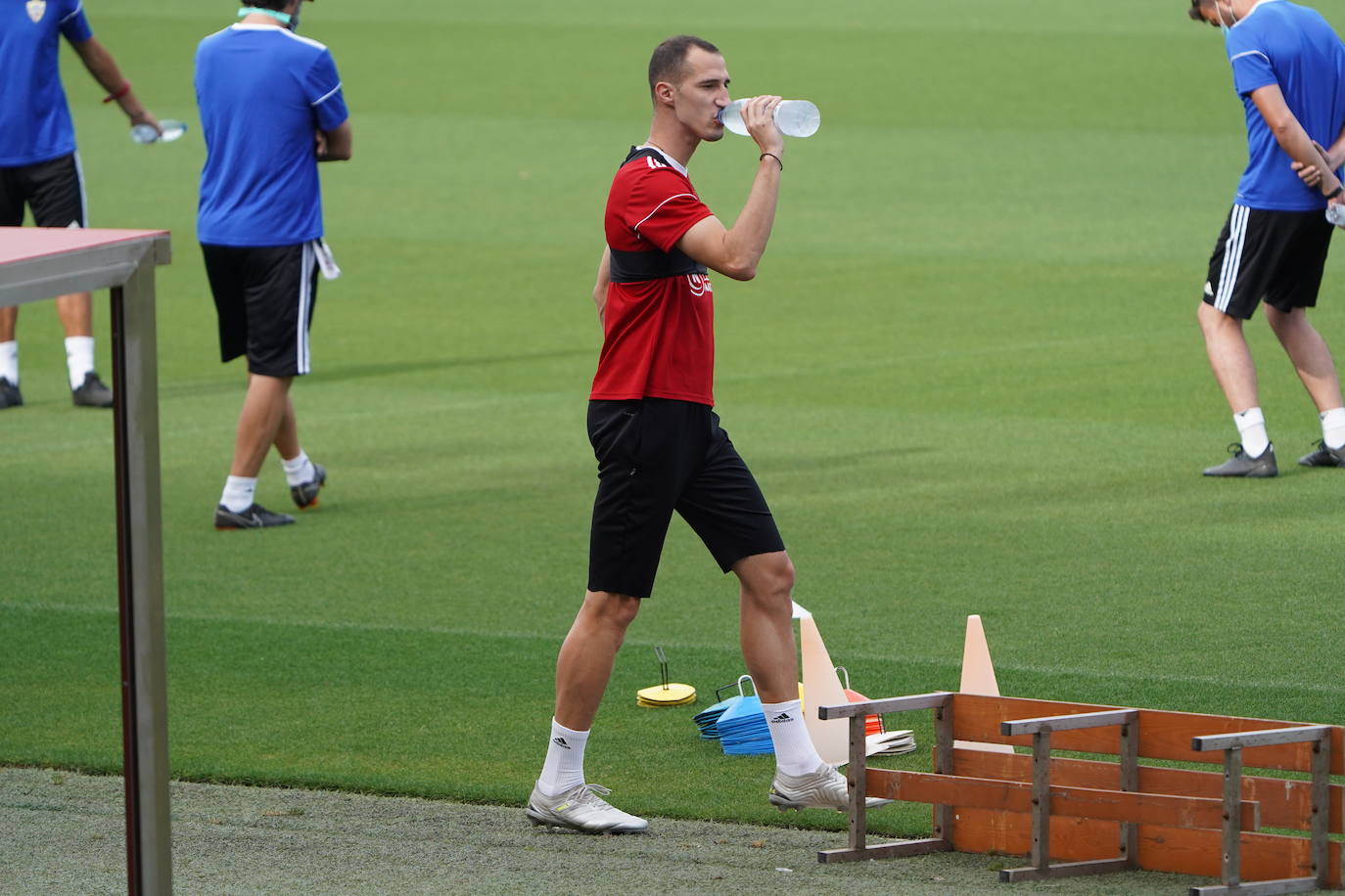 Con el calor, Petrovic trata de hidratarse. 