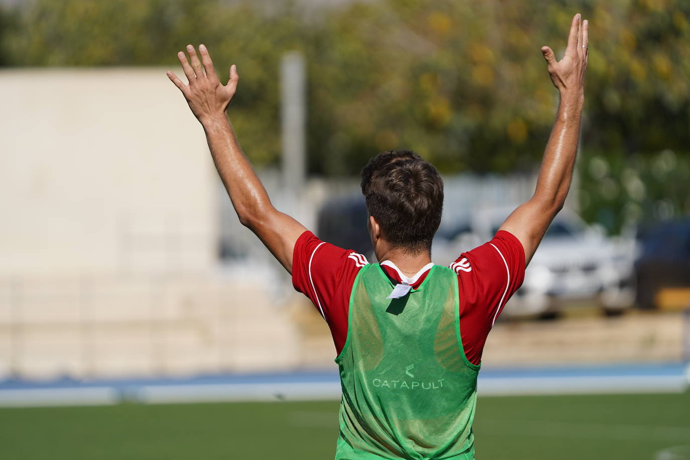 José Corpas hace señas en un momento del entrenamiento. 