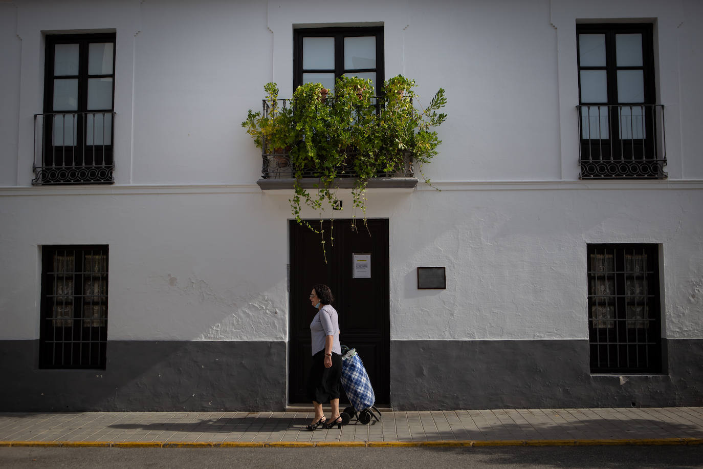 Imagen principal - Arriba, fachada principal de la casa. Abajo, placa de cerámica alusiva al nacimiento de Federico, y patio interior con el busto del poeta.