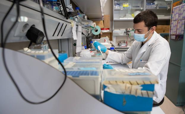 Ignacio Serrano, becario predoctoral, manipulando unas muestras.