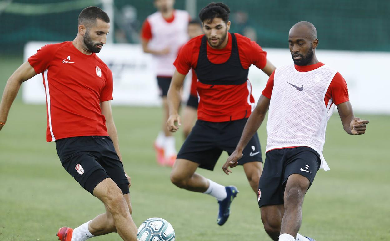 Gonalons y Foulquier pugnan por el balón en presencia de Antoñín. 
