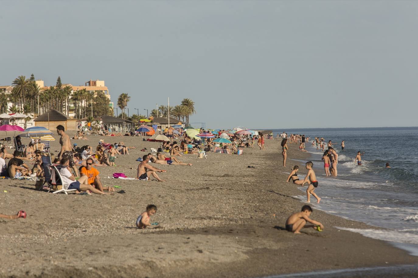 Es el primer sábado desde que se iniciara el estado de alarma en el que se permite el baño y tomar el sol