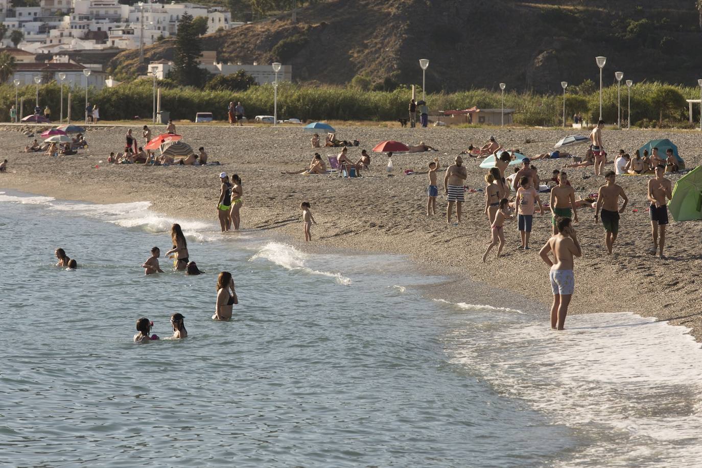 Es el primer sábado desde que se iniciara el estado de alarma en el que se permite el baño y tomar el sol