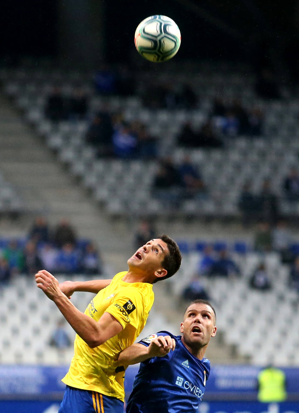 Imagen secundaria 2 - Arriba, triunfo en La Rosaleda, el primero de los rojiblancos esta temporada fuera de casa. Abajo a la izuierda, el Zaragoza es uno de los protagonistas de la Liga; a la derecha, el Cádiz gana en Oviedo,. 