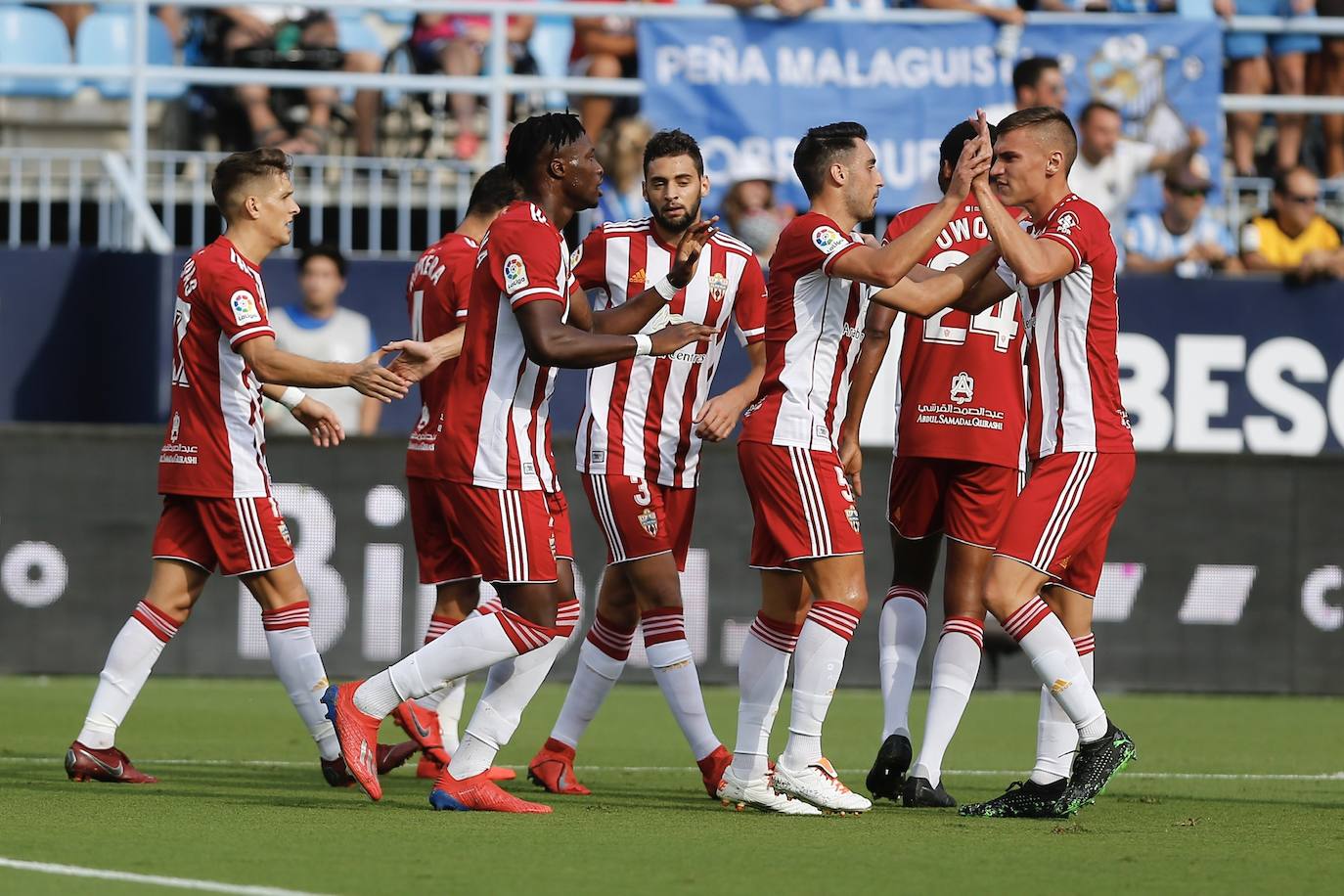 Imagen principal - Arriba, triunfo en La Rosaleda, el primero de los rojiblancos esta temporada fuera de casa. Abajo a la izuierda, el Zaragoza es uno de los protagonistas de la Liga; a la derecha, el Cádiz gana en Oviedo,. 