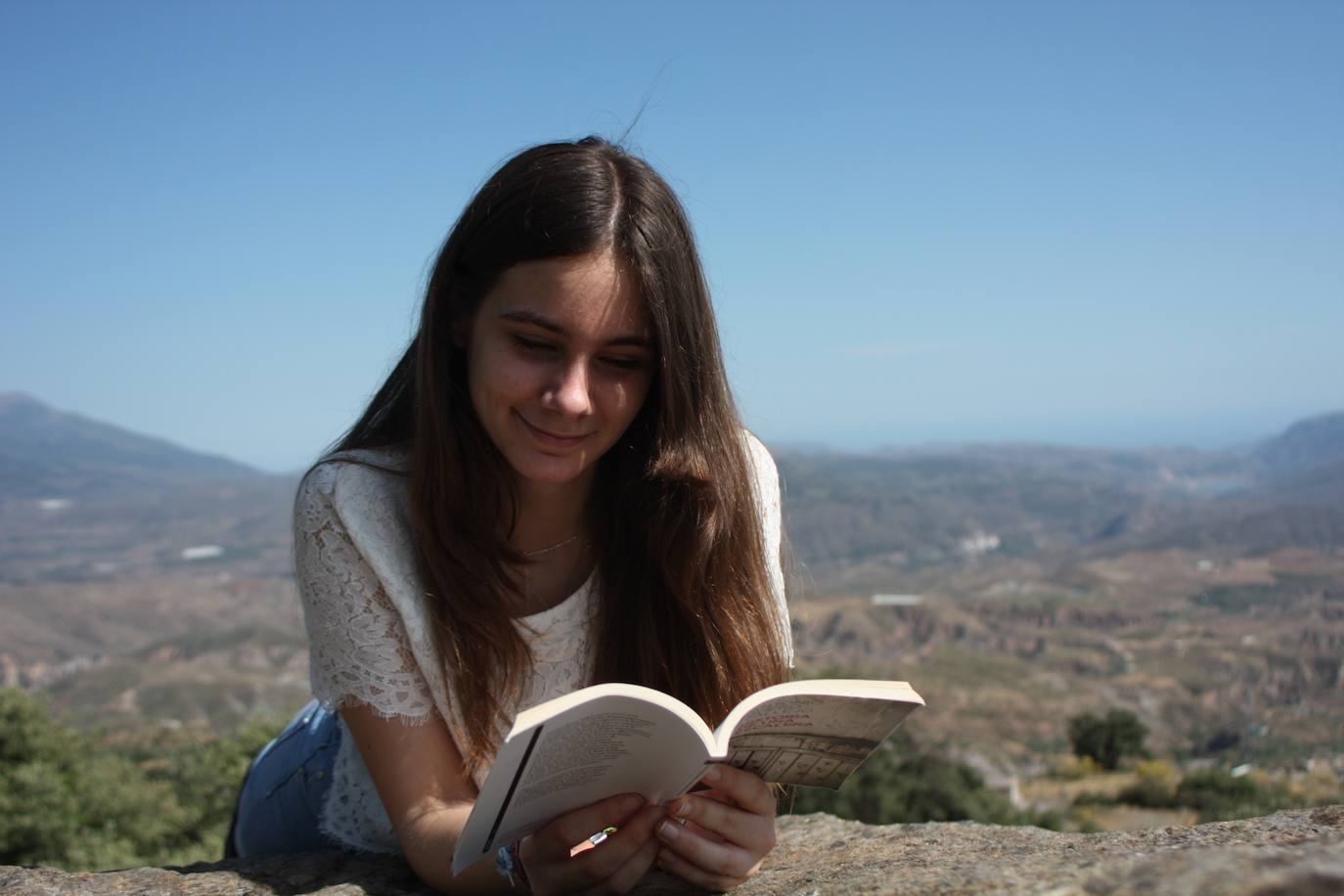 Aurelia Fernández Cobos disfruta del placer de leer en la naturaleza.