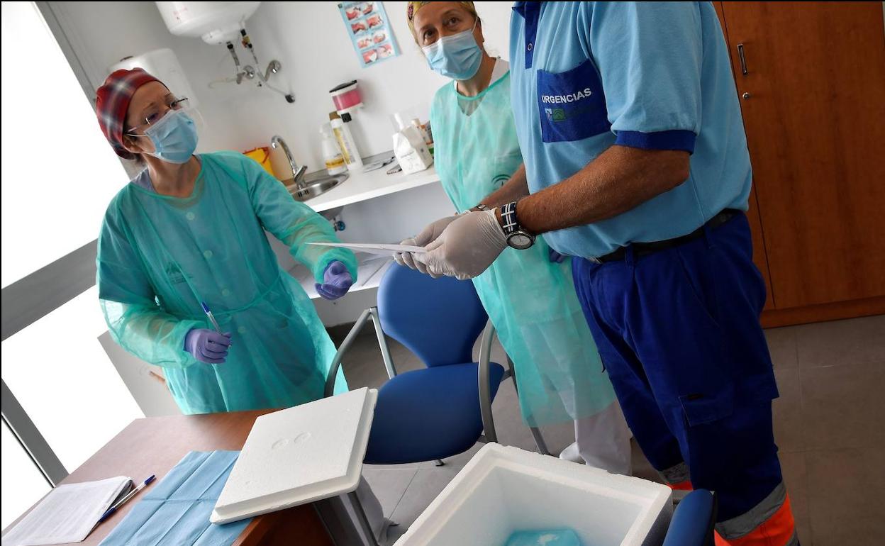 Sanitarios almerienses realizando pruebas de Covid-19.