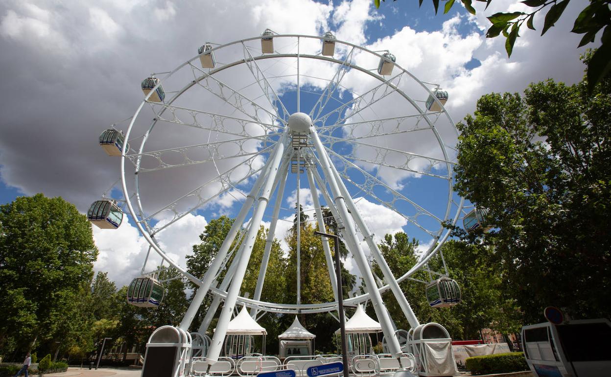 Hoy arranca el proceso de desmontaje de la noria en la plaza del Humilladero. 