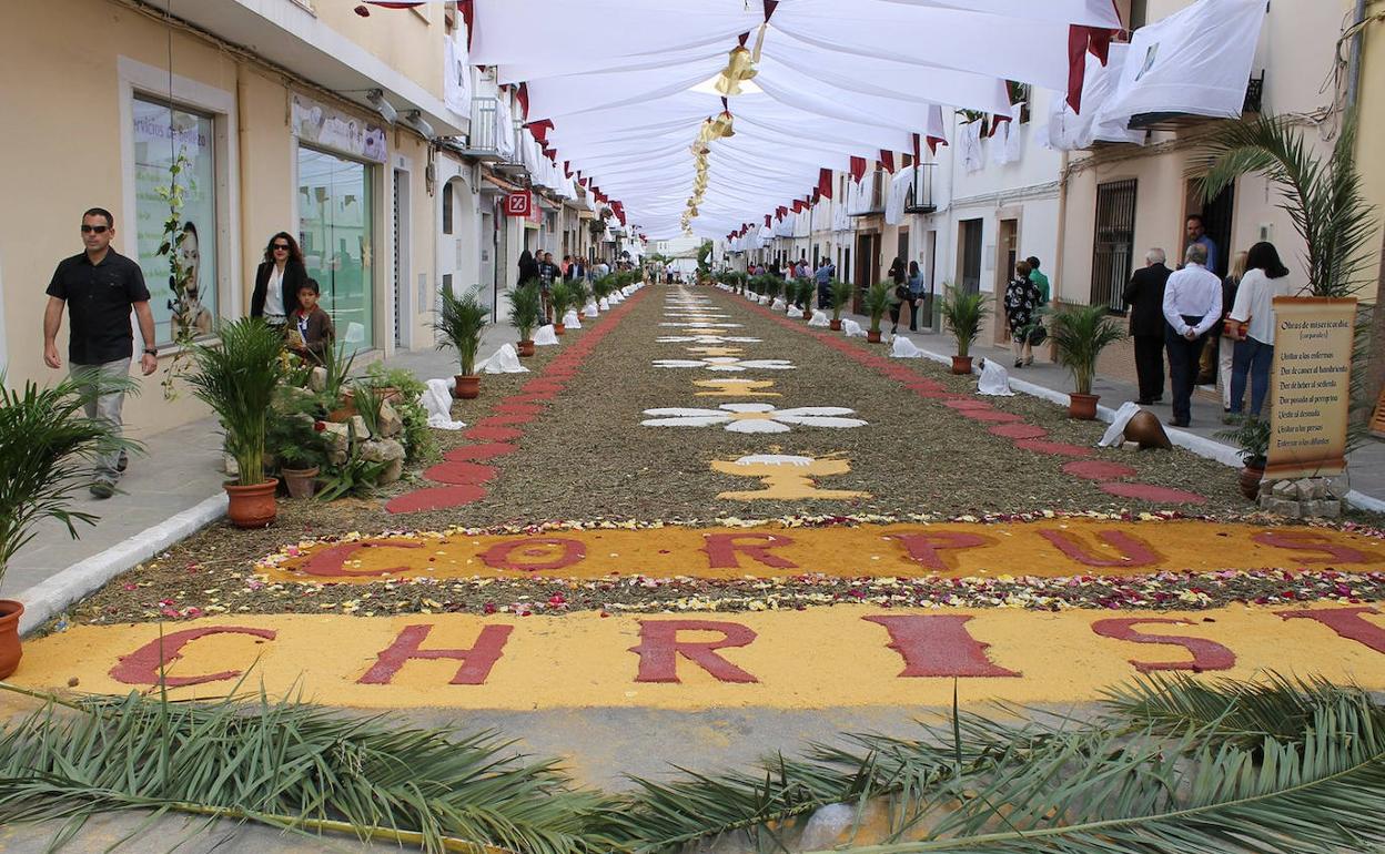 Calle de Villacarrillo engalanada con motivo del Corpus en una imagen de archivo.