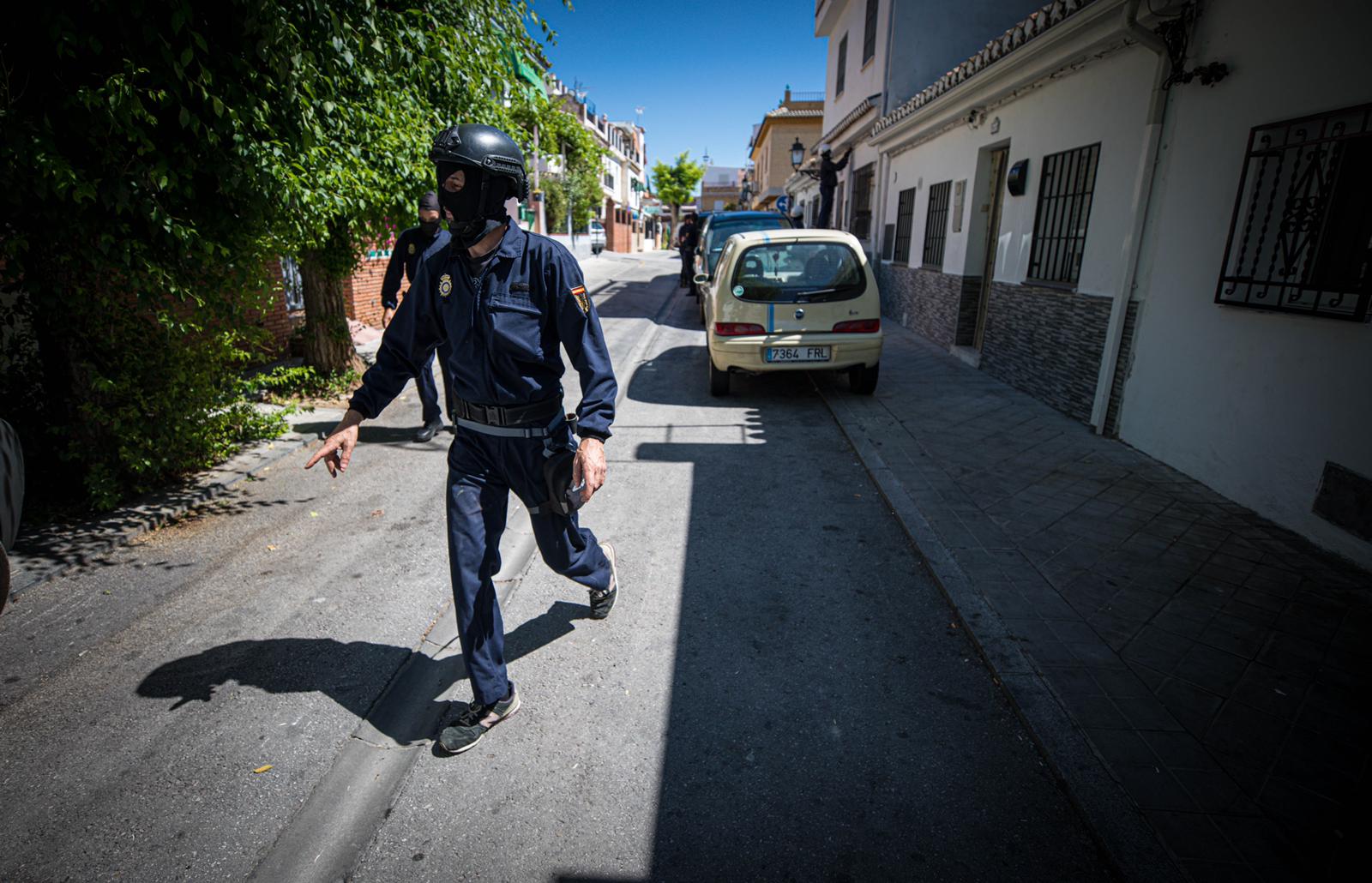 Los registros autorizados judicialmente buscan cultivos de interior de cannabis sativa, armas de fuego y dinero después de una sesuda investigación iniciada meses atrás que culmina ahora
