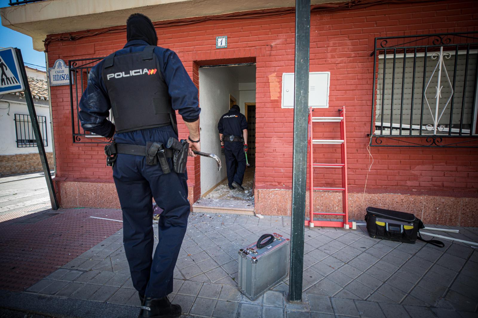 Los registros autorizados judicialmente buscan cultivos de interior de cannabis sativa, armas de fuego y dinero después de una sesuda investigación iniciada meses atrás que culmina ahora