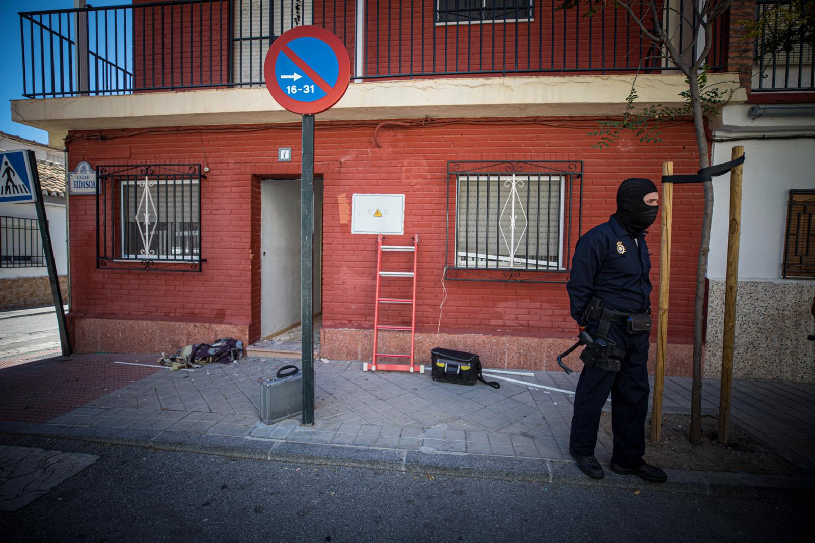 Los registros autorizados judicialmente buscan cultivos de interior de cannabis sativa, armas de fuego y dinero después de una sesuda investigación iniciada meses atrás que culmina ahora