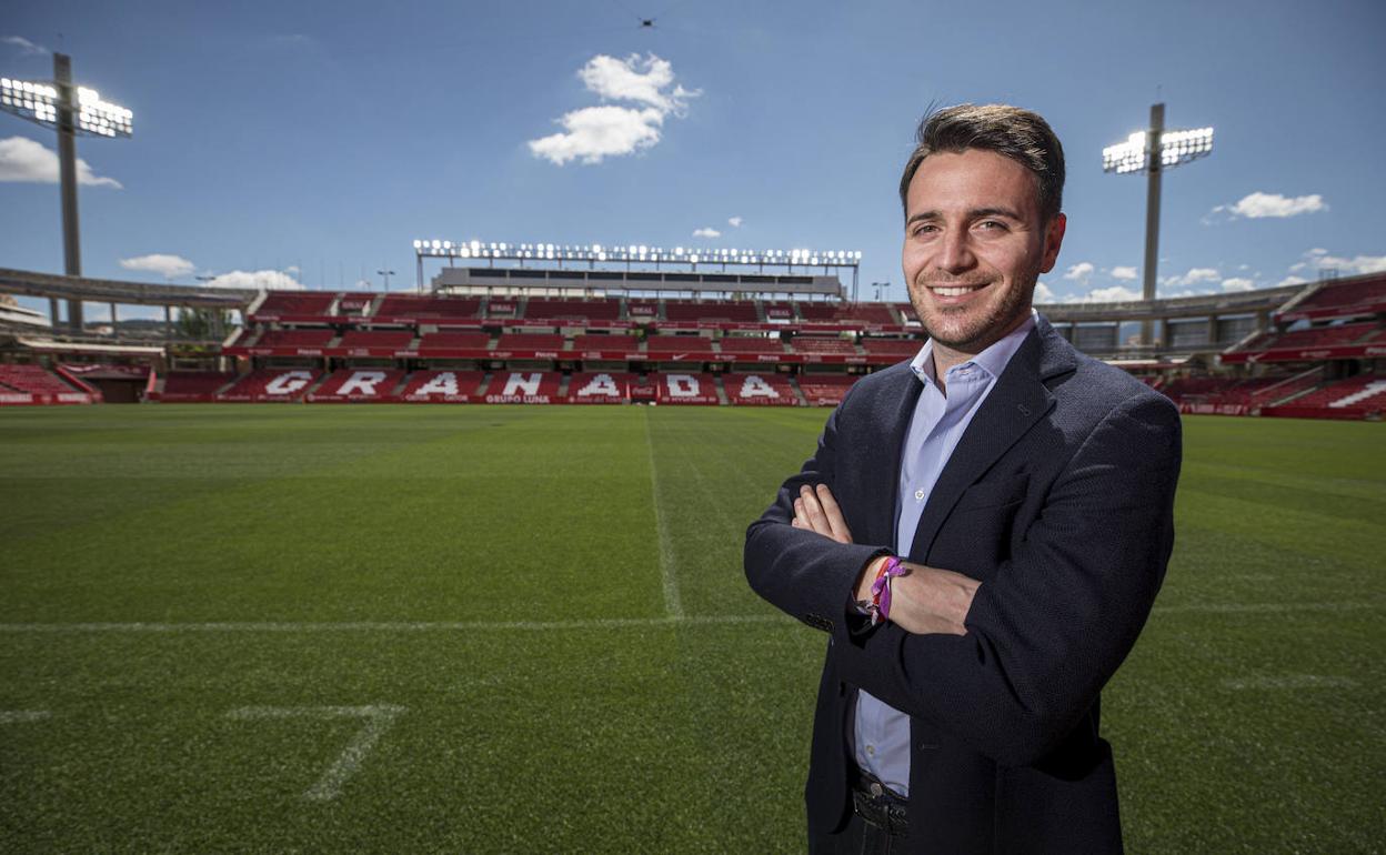 Fran Sánchez, director deportivo del Granada, posa para IDEAL en el interior del estadio Nuevo Los Cármenes. 