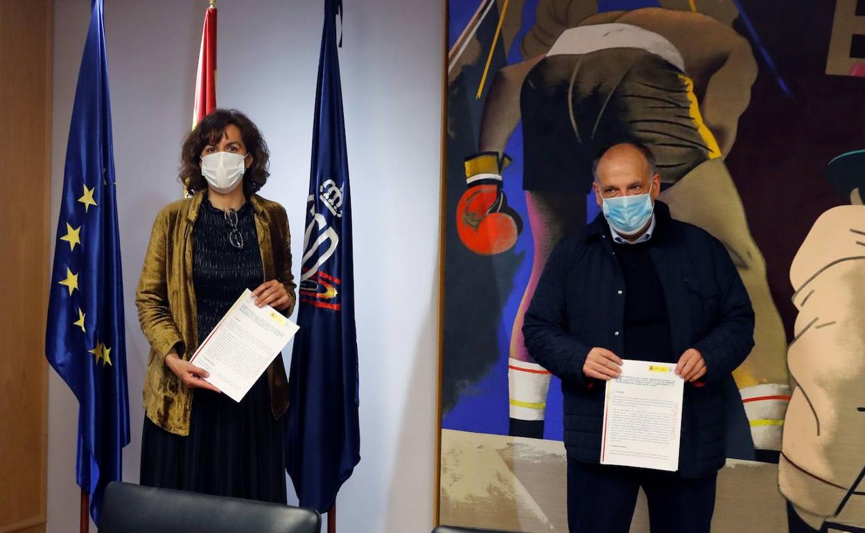 Irene Lozano y Javier Tebas, tras una reunión. 