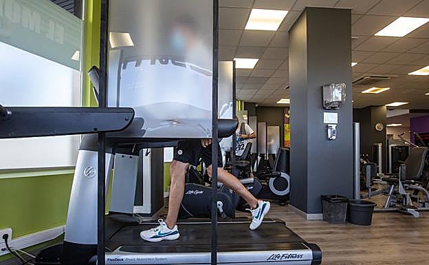 En Anytime se han habilitado mamparas para proteger a los deportistas. 