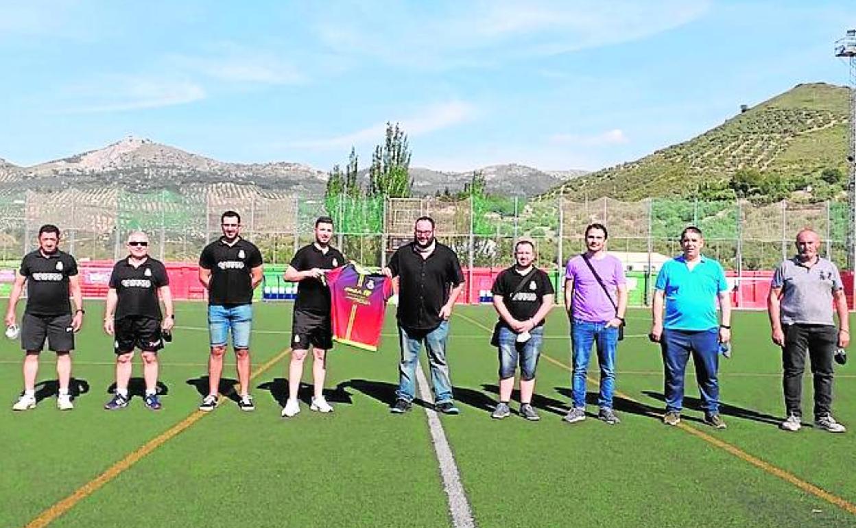 El cuerpo técnico y la nueva directiva posan sobre el césped. 