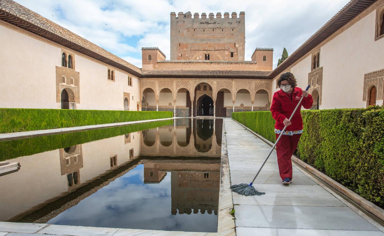 Limpieza del Patio de los Arrayanes durante estos días de confinamiento que ha estado la Alhambra cerrada. 