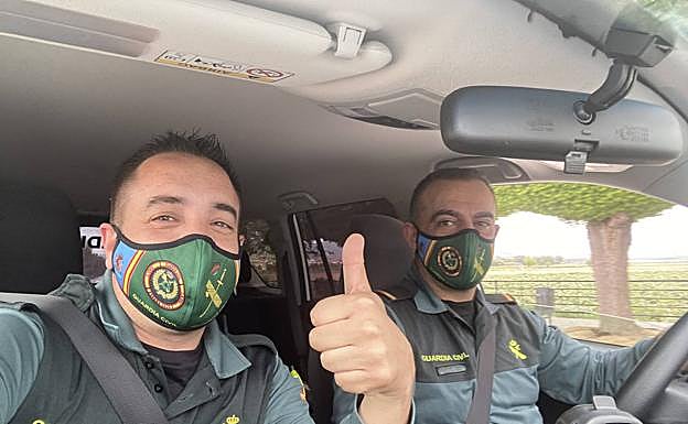 Dos guardias civiles y un vecino de Huétor Tájar salvan la vida de un hombre que se desangraba por una herida de botella