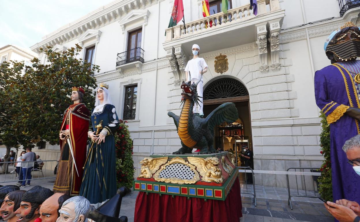 La Tarasca, símbolo de la feria de Granda, se viste de sanitaria y rinde homenaje a los héroes de la pandemia