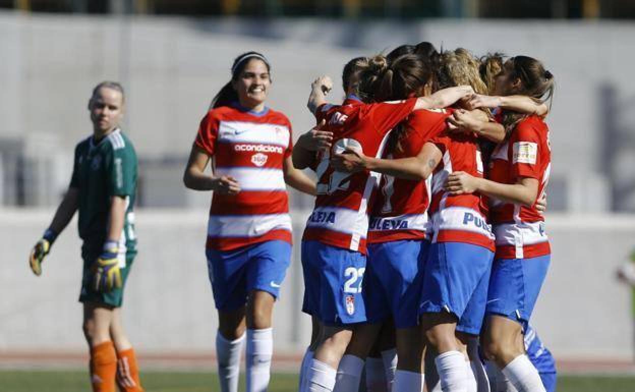 Las jugadoras del Granada Femenino celebran un gol. 