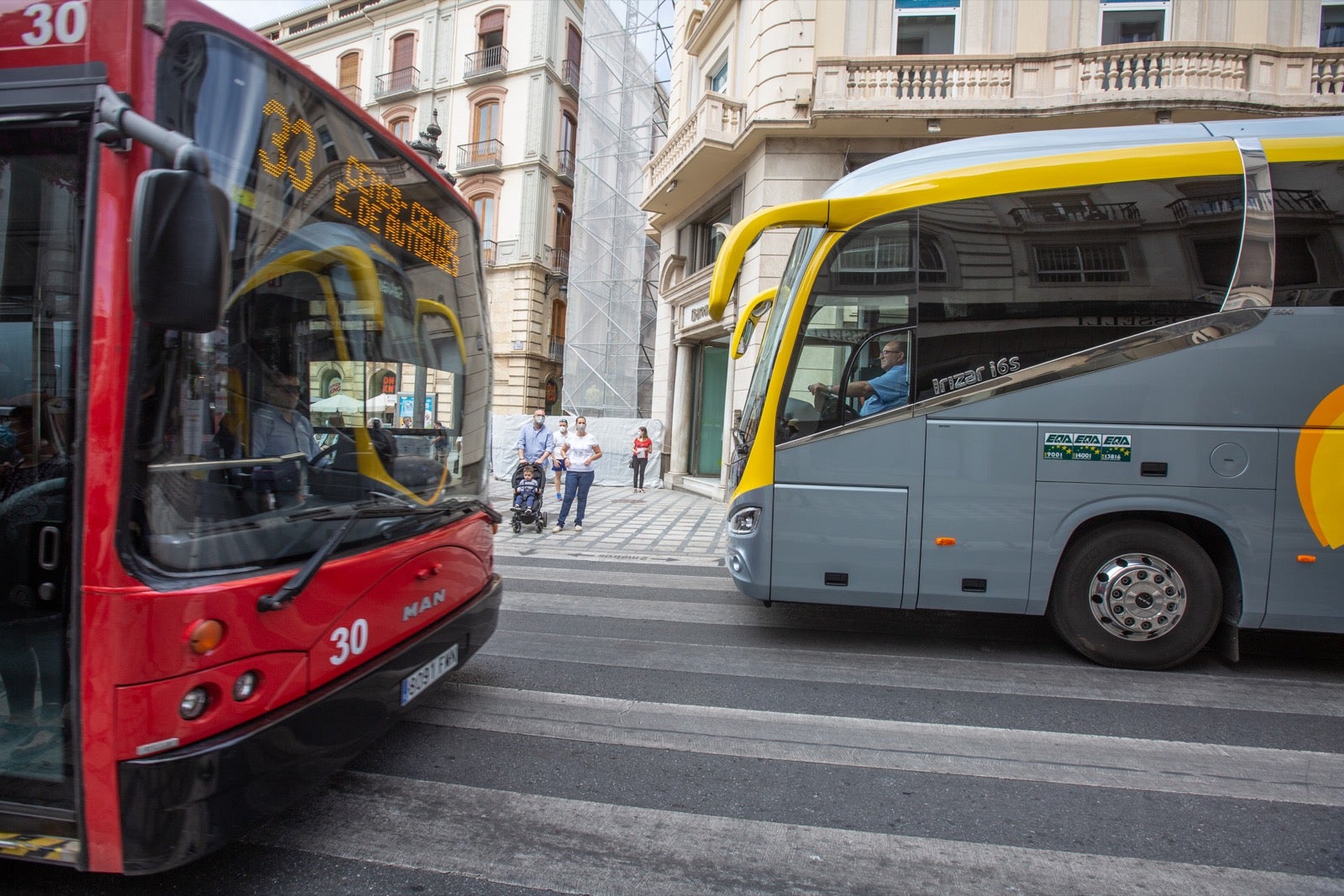 El colectivo de transporte discrecional, de colegios y turístico reclama atención del Gobierno y le exige medidas concretas para resolver su sutuación, paralizada por la crisis de la Covid-19