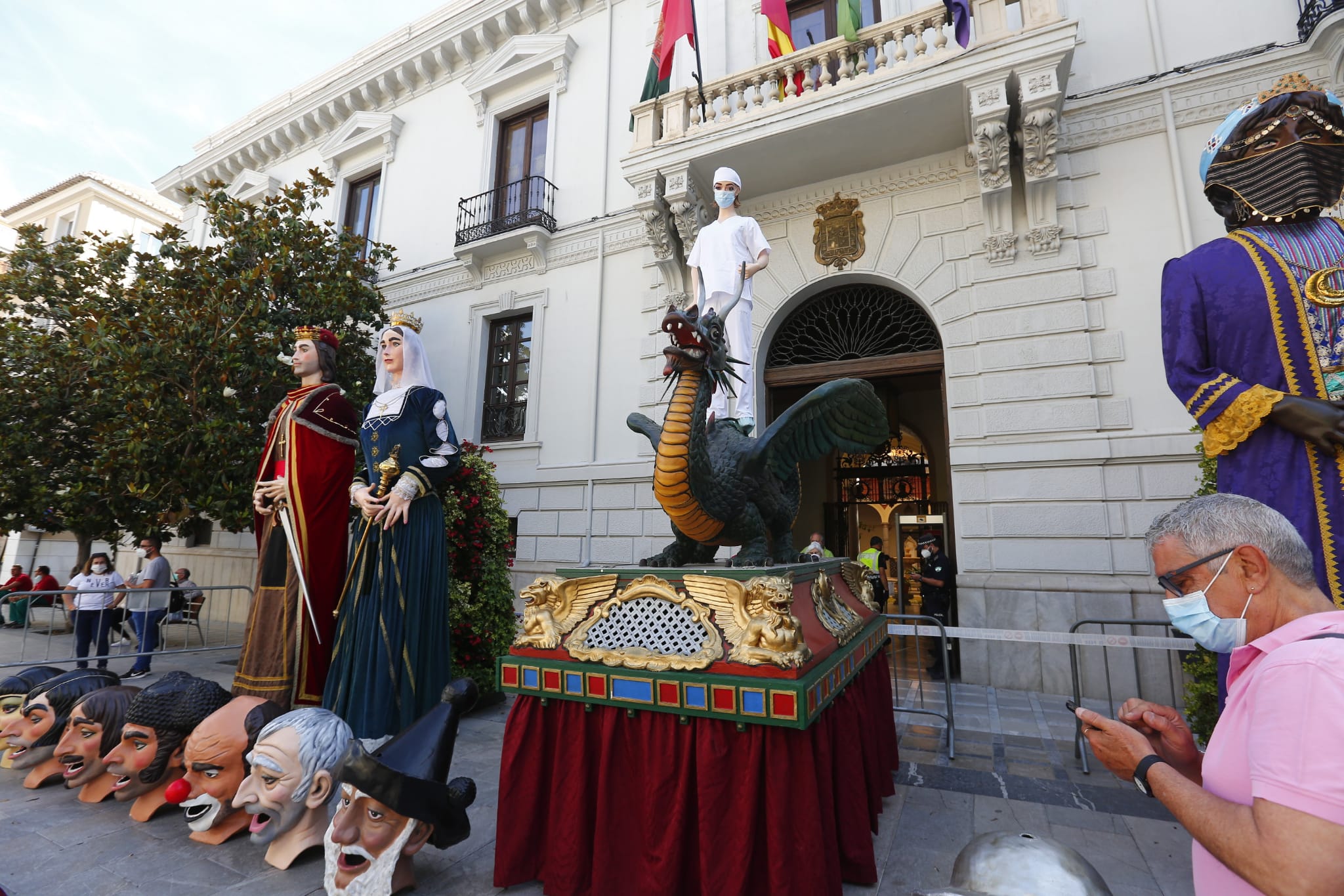 Los granadinos pueden ver el icono de las fiestas, y los cabezones, en la puerta del Ayuntamiento