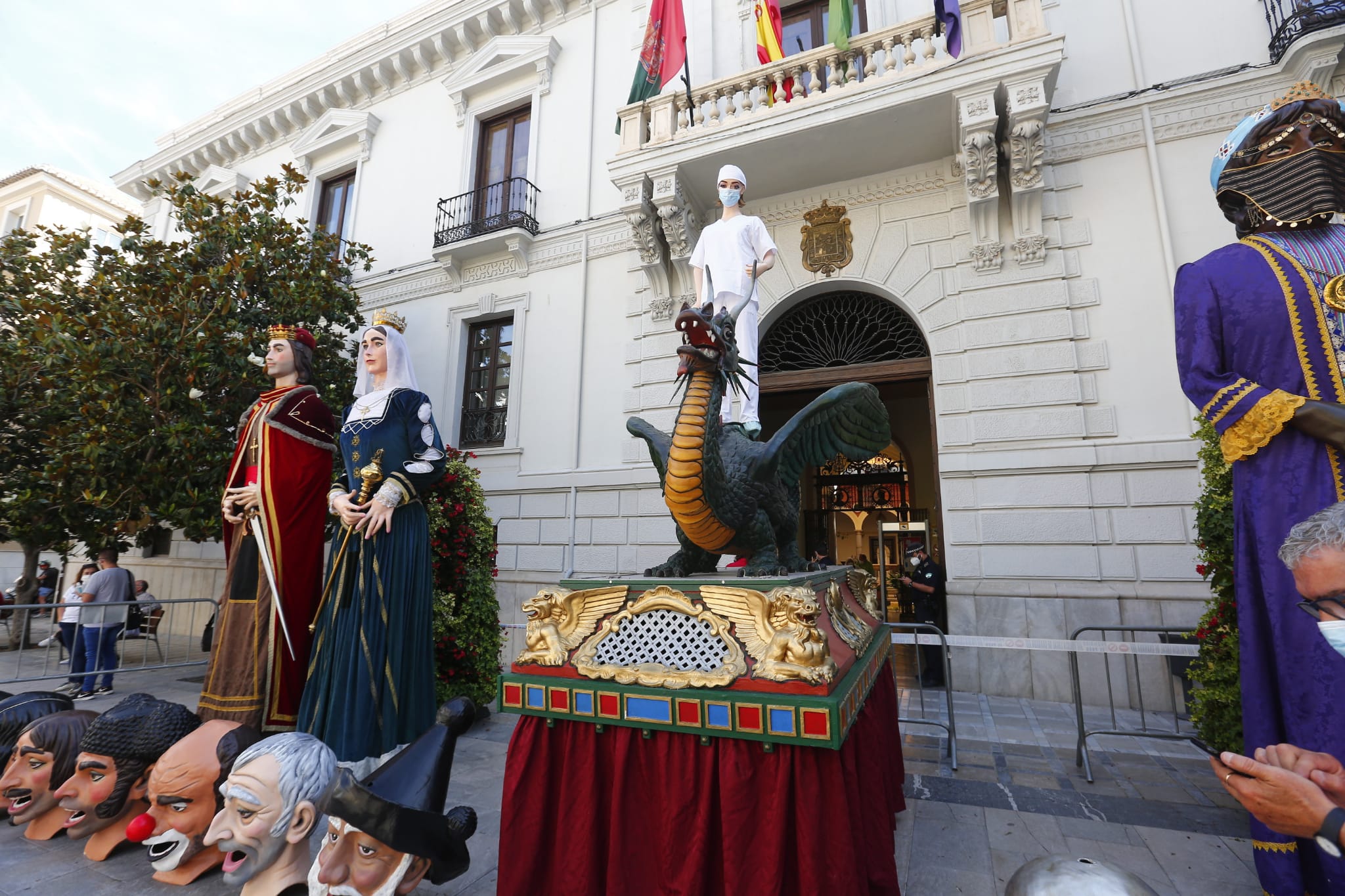 Los granadinos pueden ver el icono de las fiestas, y los cabezones, en la puerta del Ayuntamiento