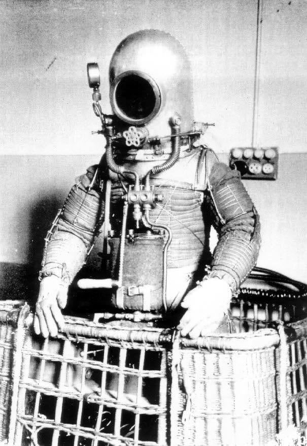 Imagen secundaria 1 - Un réplica del traje que diseñó se exhibe en Parque de las Ciencias de Granada. Una imagen original del traje y monumento que recuerda al ingeniero en la Facultad de Ciencias de Granada