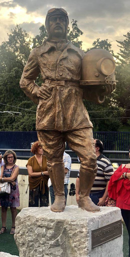 Imagen secundaria 2 - Un réplica del traje que diseñó se exhibe en Parque de las Ciencias de Granada. Una imagen original del traje y monumento que recuerda al ingeniero en la Facultad de Ciencias de Granada