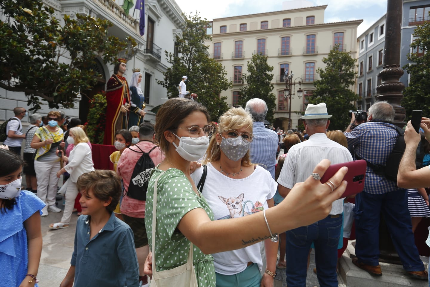 Los granadinos pueden ver el icono de las fiestas, y los cabezones, en la puerta del Ayuntamiento