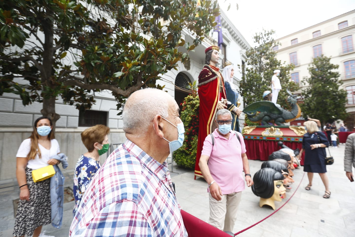 Los granadinos pueden ver el icono de las fiestas, y los cabezones, en la puerta del Ayuntamiento