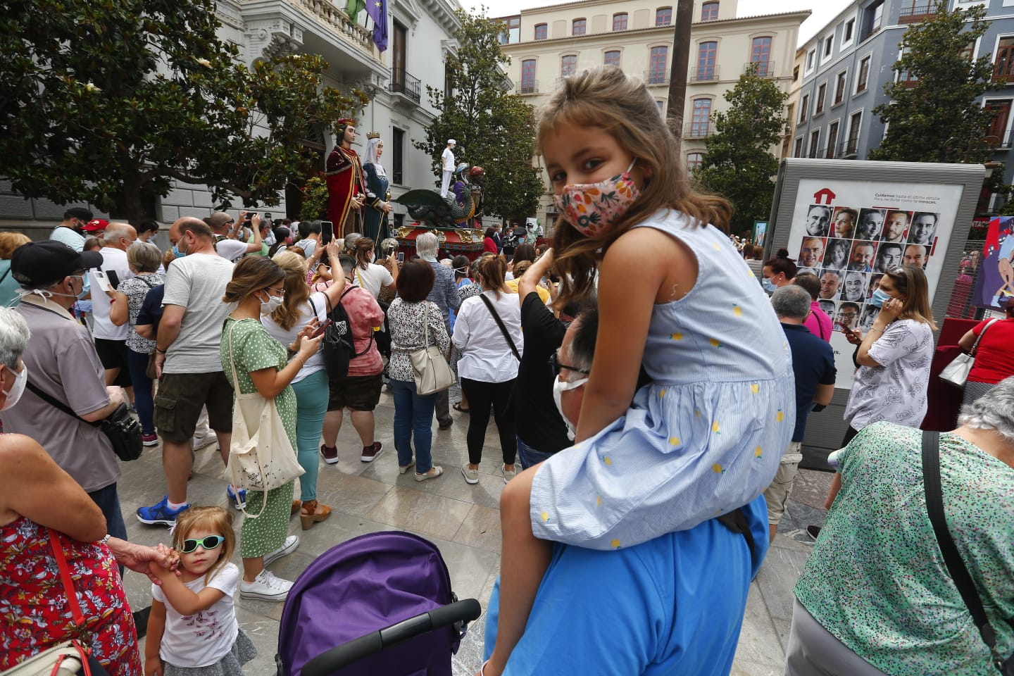 Los granadinos pueden ver el icono de las fiestas, y los cabezones, en la puerta del Ayuntamiento