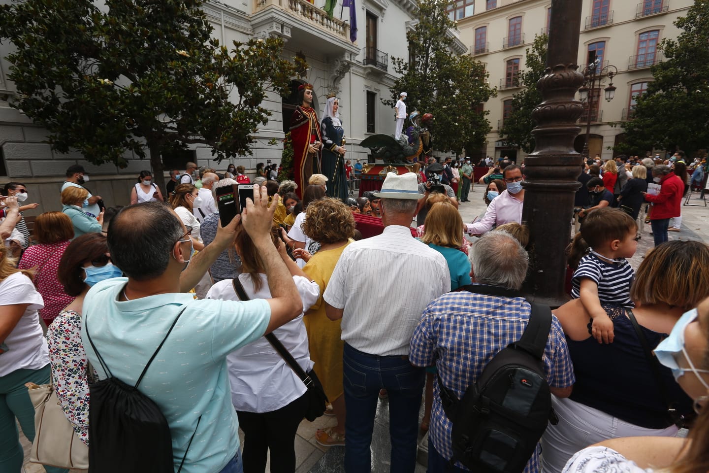 Los granadinos pueden ver el icono de las fiestas, y los cabezones, en la puerta del Ayuntamiento