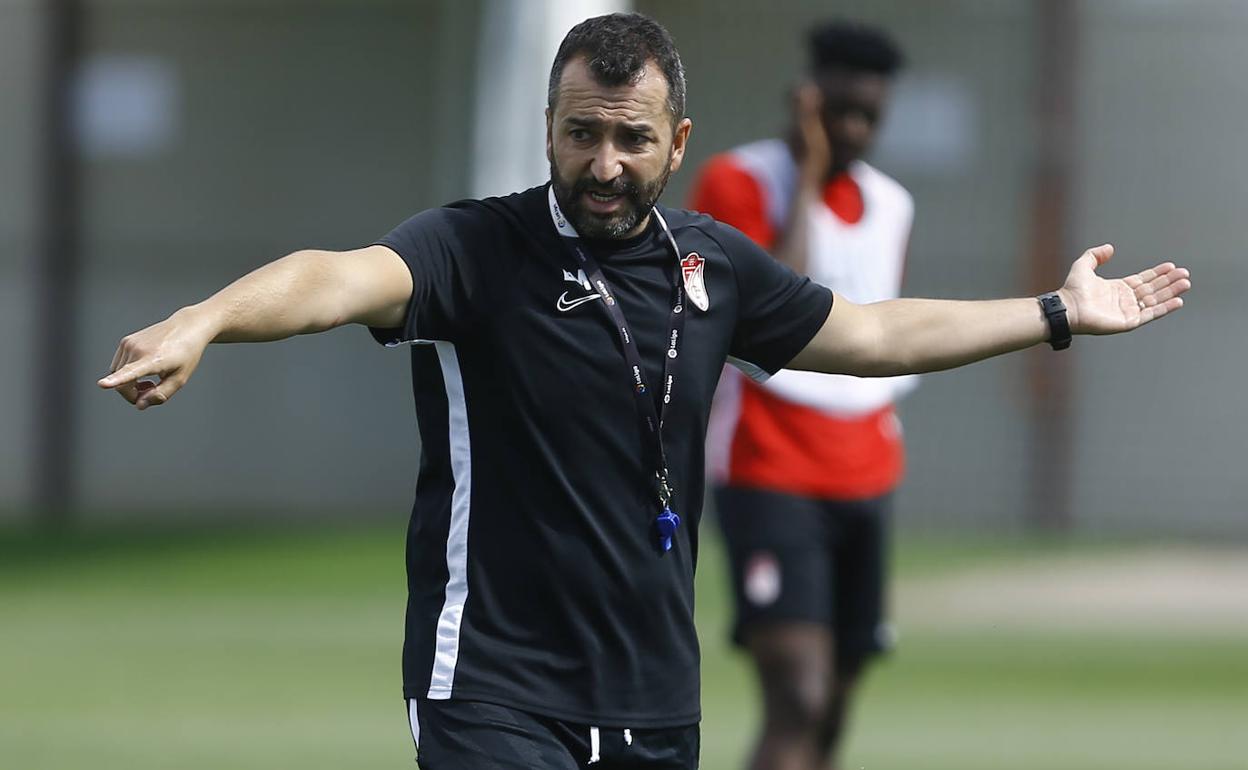 Diego Martínez, artífice de la orquesta rojiblanca, en el entrenamiento de ayer. 