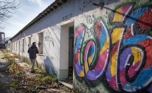 Foto del acuartelamiento de los Mondragones días antes de ser derribado.